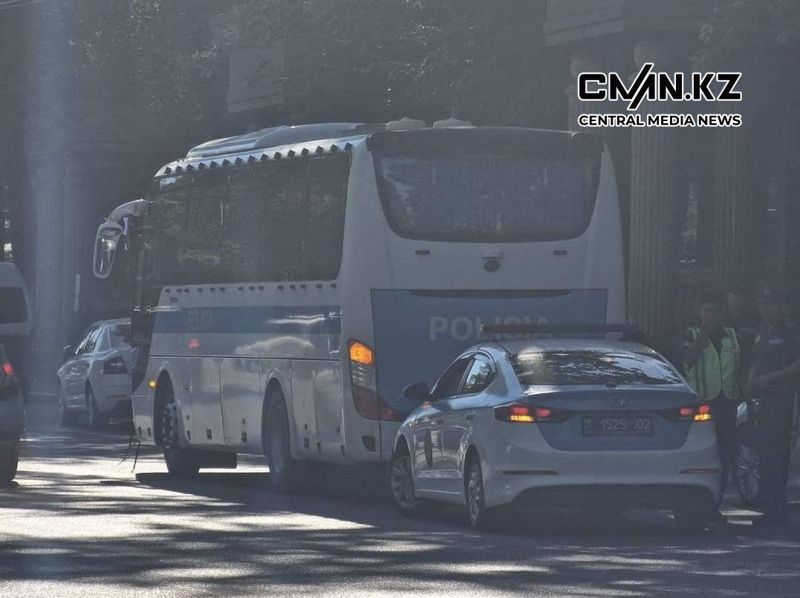 Полицейский автобус столкнулся с легковушкой в Алматы