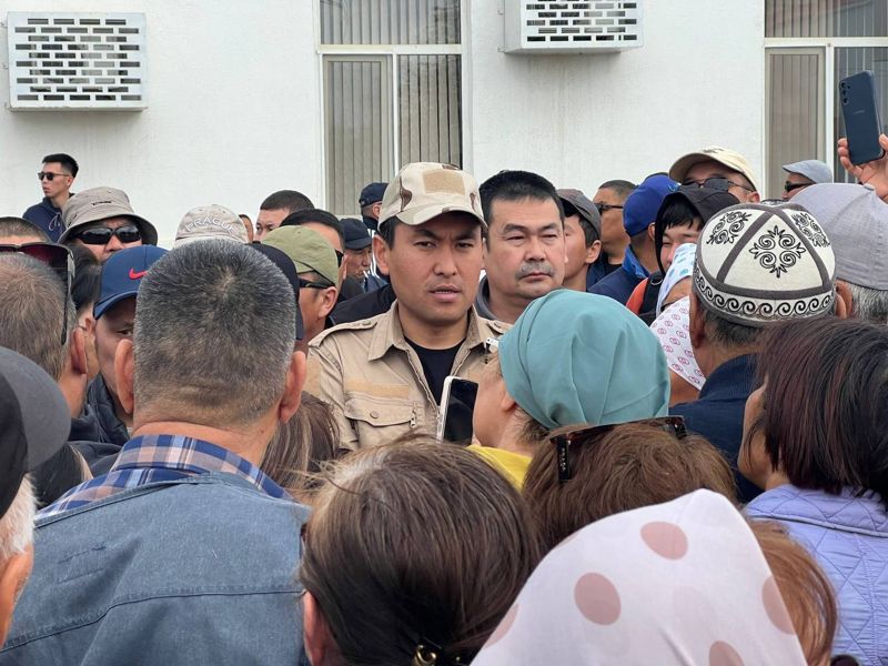 Пострадавшие от паводков жители Кульсары собрались у акимата