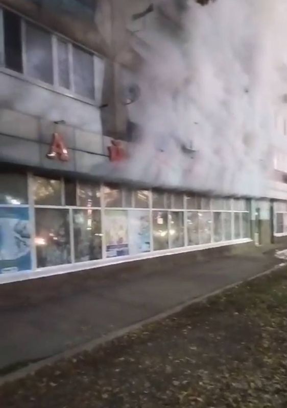 Жителей многоэтажки эвакуировали в Уральске из-за пожара в магазине