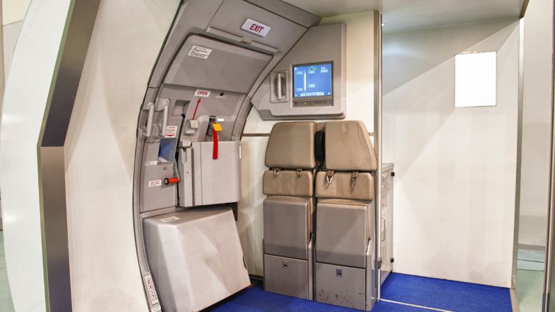 Пассажир, открывший аварийный выход самолёта, заплатит FlyArystan 9,5 млн тенге