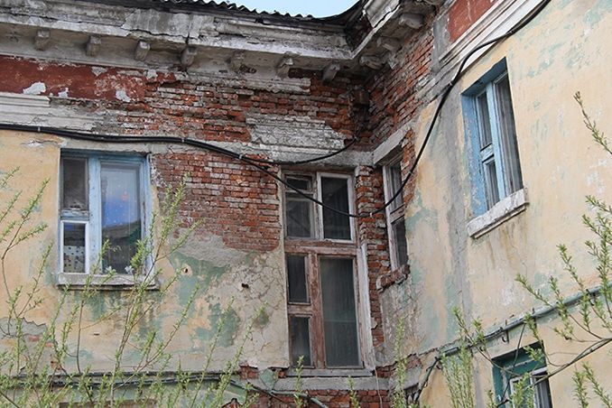 Жителей Рудного лишили права на квартиру, которая бесхозно стояла 20 лет