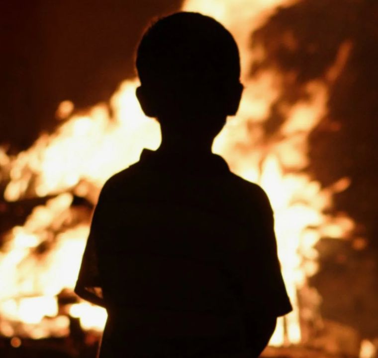 В Таразе полицейские спасли из горящей квартиры мать с пятью детьми