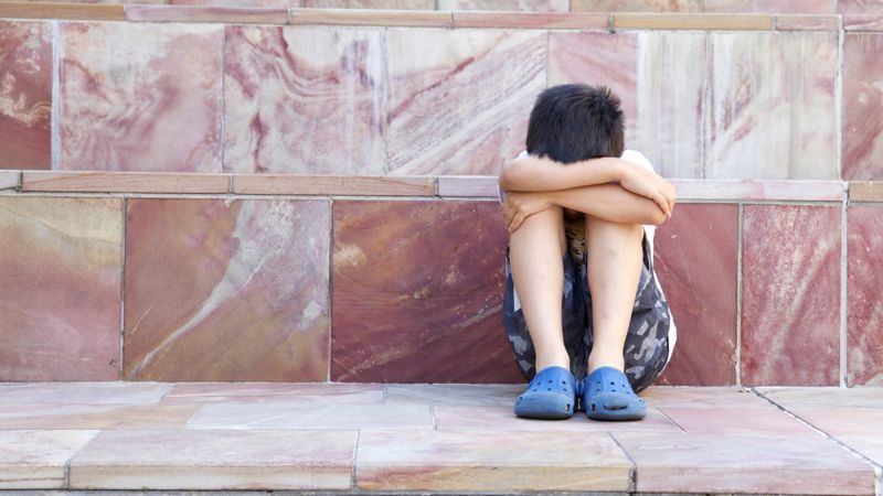 Хотели скинуть ребёнка с пятиэтажки в Астане: родителей наказали за опасные игры детей