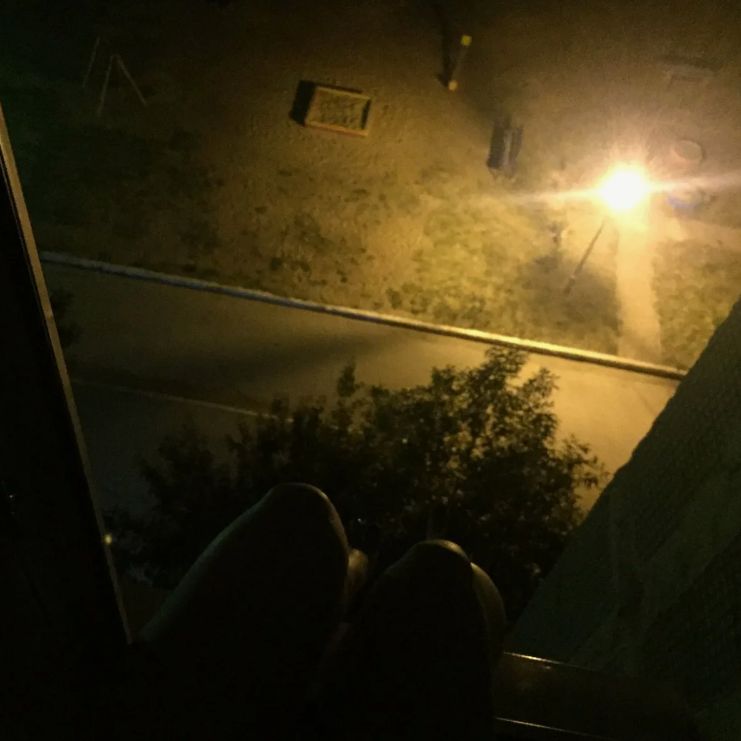 В Шымкенте прохожие не дали женщине спрыгнуть с 4 этажа