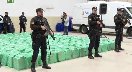 20 млн евро нашли у полицейского за стеной дома в Испании