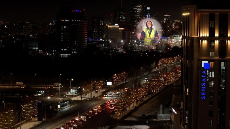 Фотографии коммунальщиков заметили на колесе обозрения в Астане