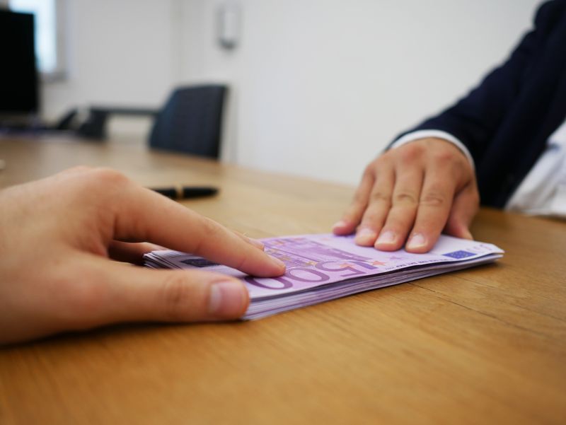 Казахстанцы стали реже брать ипотеки и кредиты на автомобили