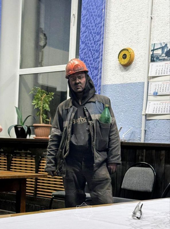 Токаев дал орден электрослесарю с шахты им. Костенко