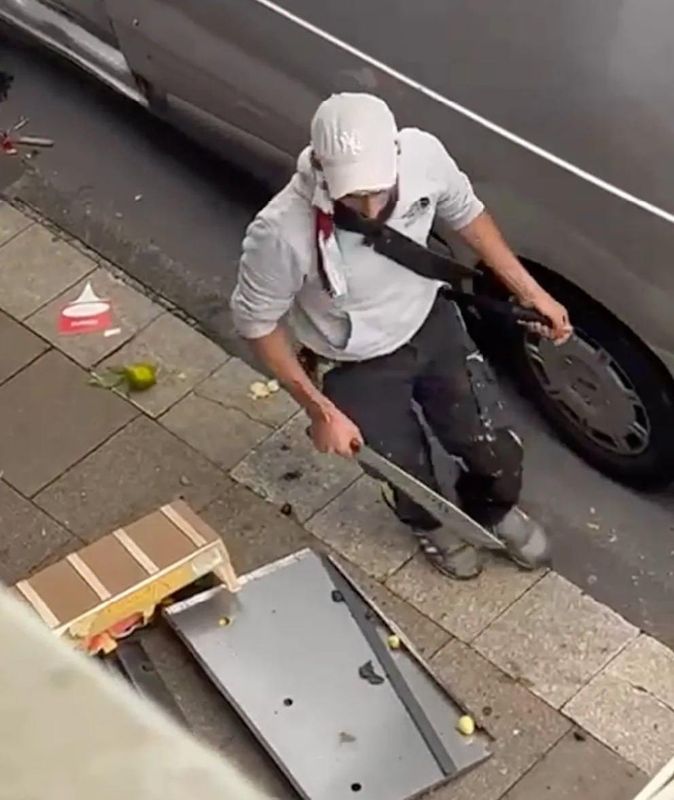 Мужчина с мачете устроил серию нападений в Германии - ранен 31 человек