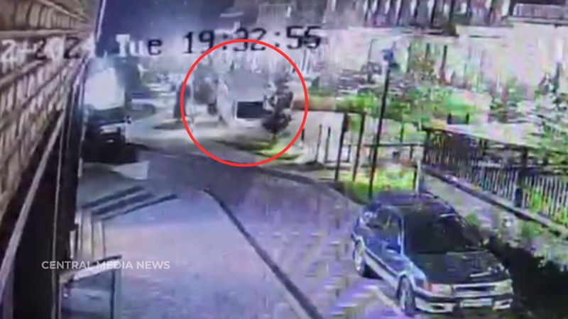 Микроавтобус провалился под землю на территории алматинского ЖК