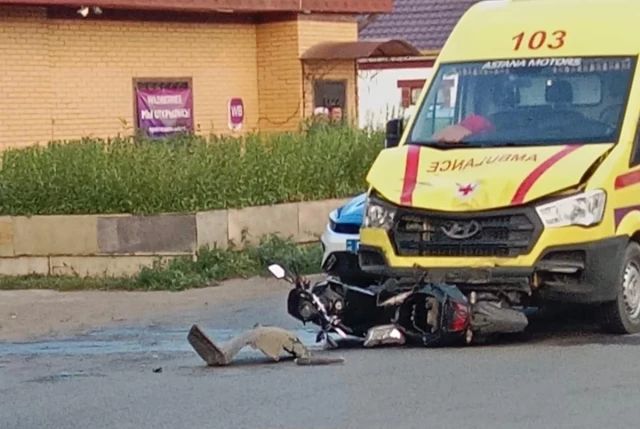 Скутер врезался в машину скорой помощи в Уральске: есть пострадавшие
