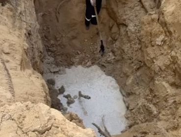 Жители нескольких ЖК в Актау больше суток сидят без света из-за повреждения высоковольтного кабеля