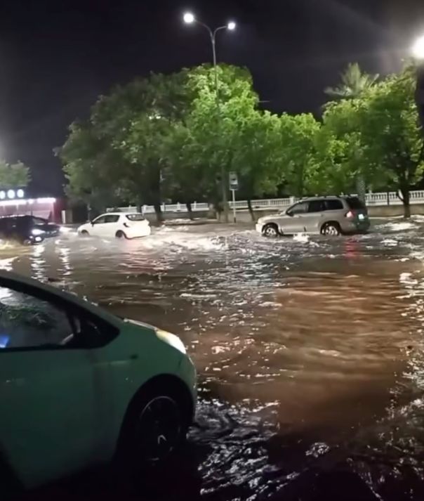 Проливной дождь в Актау: с улиц города откачивают воду мотопомпами