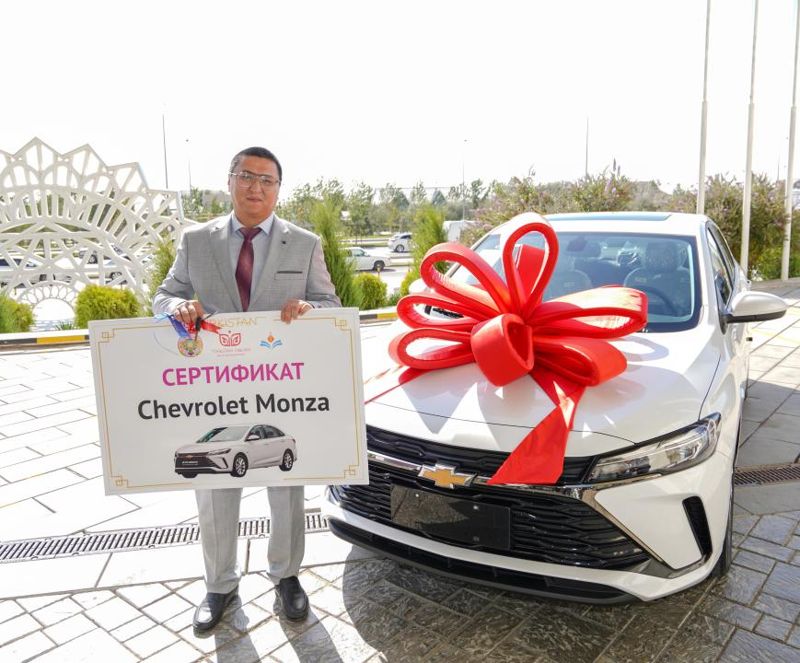 Жителя Туркестанской области пригласили в 42 ВУЗа: учителю парня подарили автомобиль