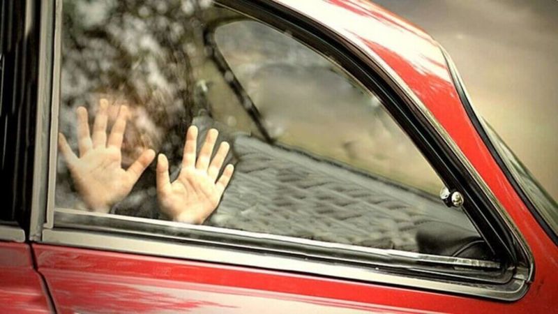 В Атырау едва не умер годовалый ребенок, оставленный в машине