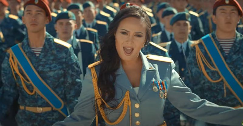 Не ищите грязь под ногтями: в Минобороны  высказались о клипе жены министра