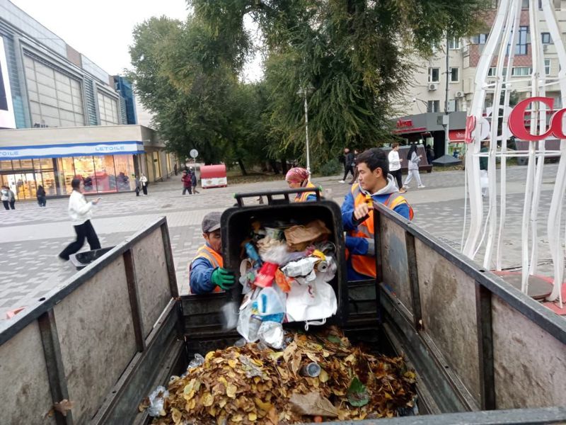 За чистотой следят все: алматинские бизнесмены убирают мусор во дворах города