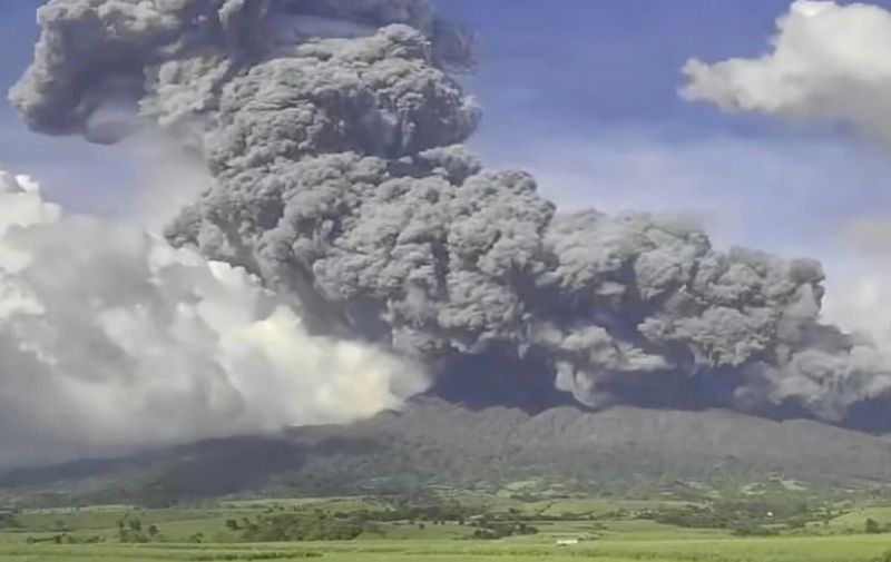 На Филиппинах из-за извержения вулкана эвакуировали 87 тысяч человек