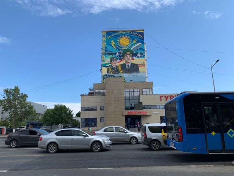 В Астане нарисовали мурал в честь пограничников