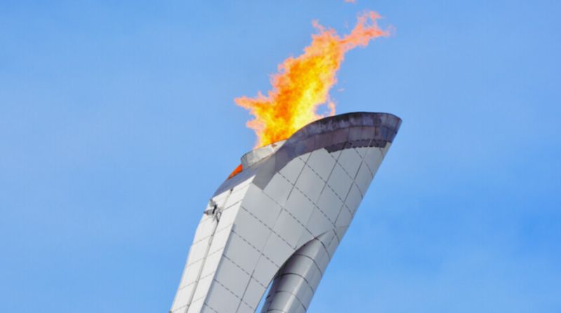 Олимпийский огонь доставили во Францию