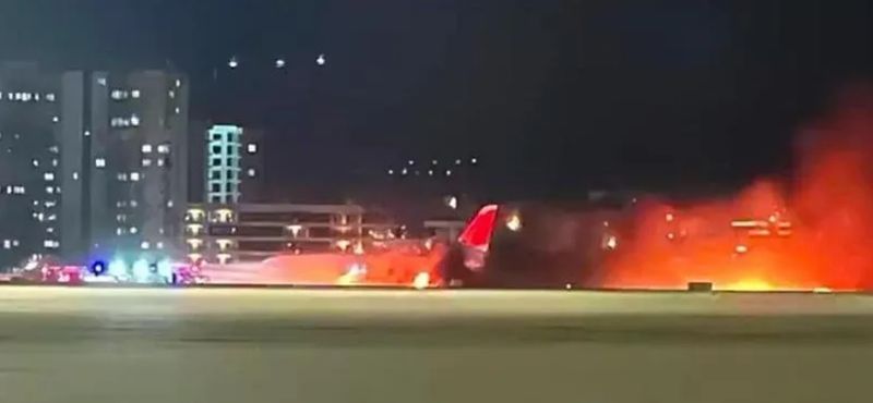 Российский самолёт загорелся при посадке в аэропорту Антальи