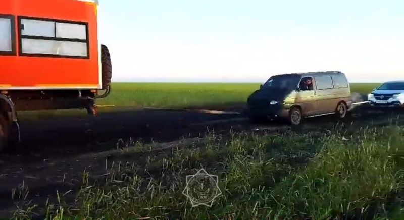 Семь авто с детьми и взрослыми застряли в грязи из-за дождей в Костанайской области