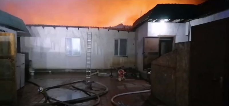 В Астане из горящего общежития вынесли 15 газовых баллонов