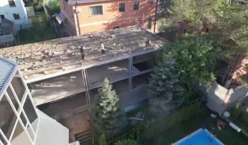 В предгорьях Алматы начали сносить незаконное строение