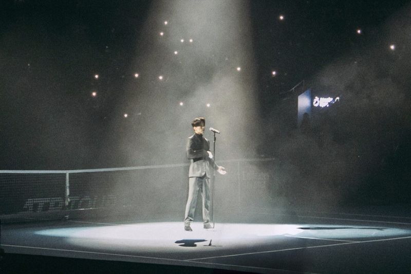 Димаш Кудайберген показал фанатам видео Новогоднего концерта в Китае