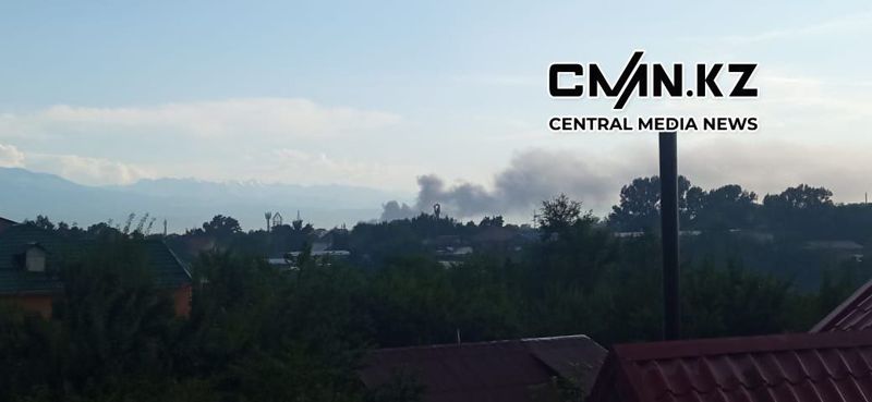 Крупный пожар в Алматы: в районе барахолки горит склад с люстрами