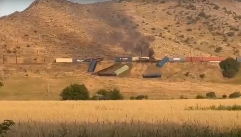 В Туркестанской области грузовой поезд сошел с рельсов