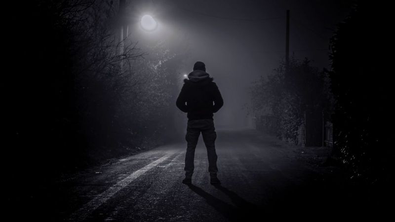 В Петропавловске неизвестный на улице избил женщину. Его ищут