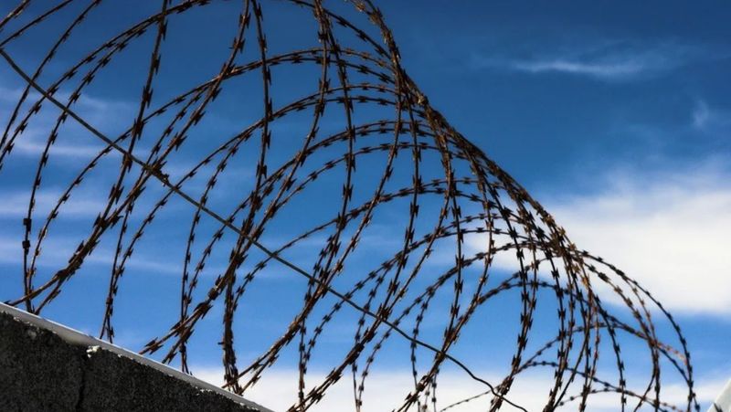 Жителя Тараза осудили за попытку пронести в колонию телефон