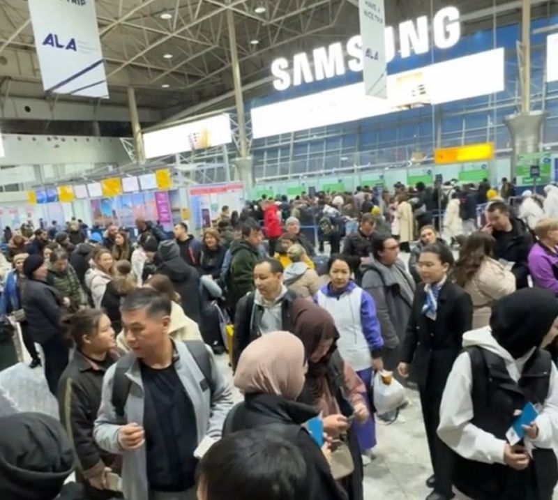 Сломанная дверь и отсутствие экипажа: пассажиры рейса в Катар, рассказали как застряли в аэропорту Алматы