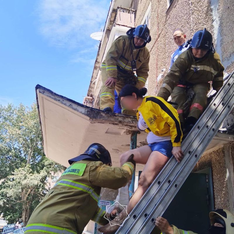 В Степногорске девушка спрыгнула на козырёк из запертой квартиры