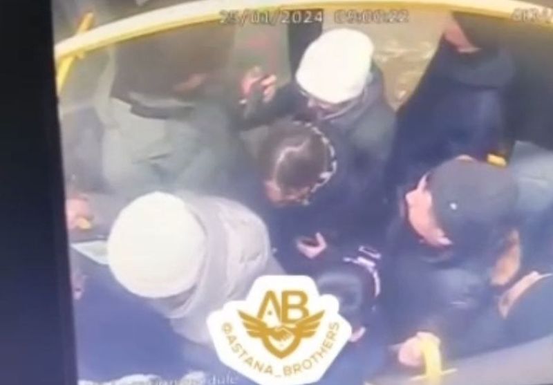 Женщина выпала из движущегося автобуса в Астане