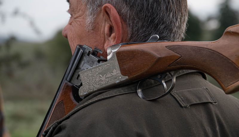 Выстрелил в машину лесника: охотника с ружьём задержали в Жамбылской области