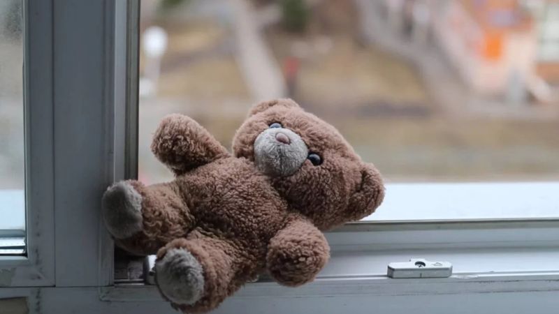 Полуторагодовалая девочка выпала из окна 5 этажа в Акмолинской области
