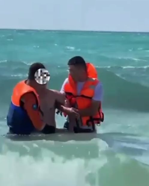 40-летний мужчина едва не утонул в Каспии, его на берег доставили спасатели