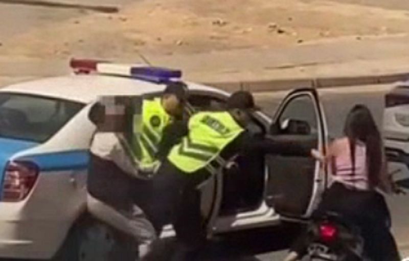 Мопедисты устроили потасовку с полицейскими в Актау