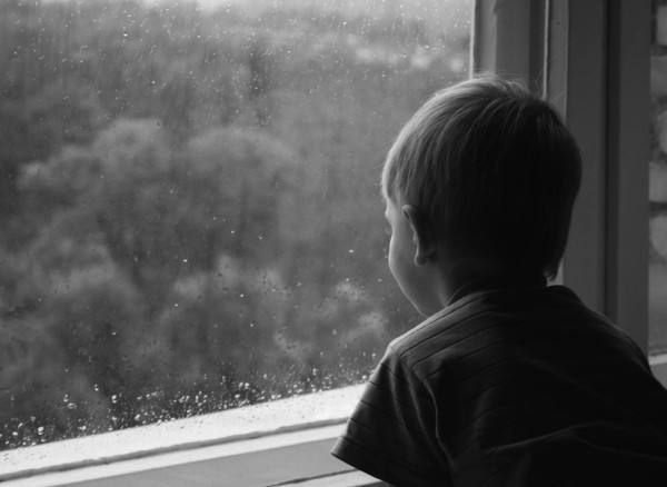 Трехлетний мальчик выпал из окна второго этажа в Костанае