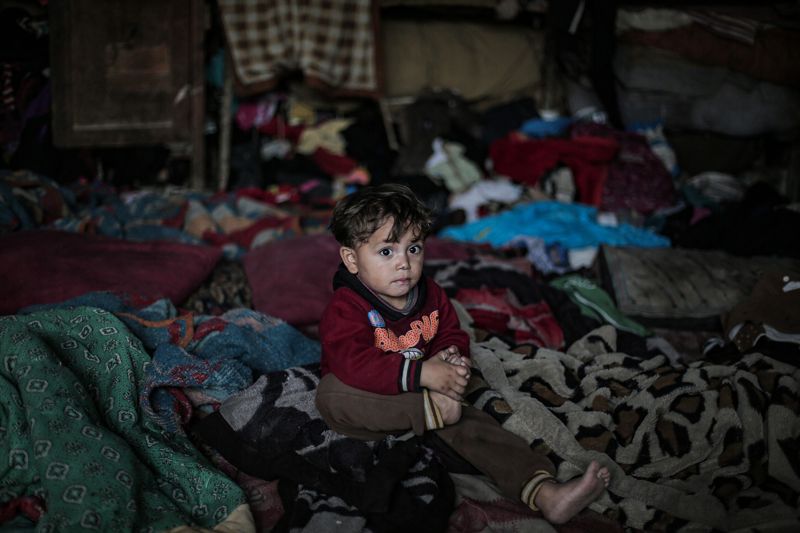 Три мальчика жили в подвале многоэтажки с человеком, который назвался их отцом