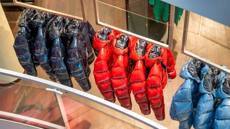 Куртки Guess с клопами доставили из Казахстана в Россию – российские СМИ