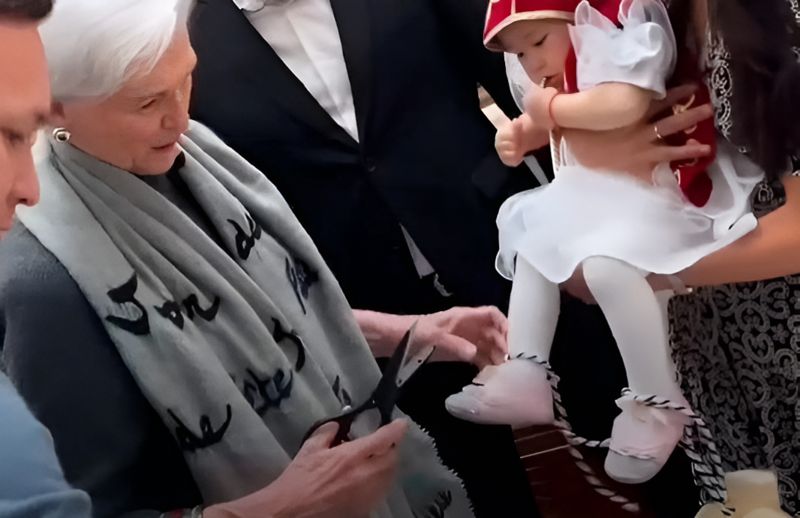 Мать Илона Маска провела «Тұсау кесер» в Алматы