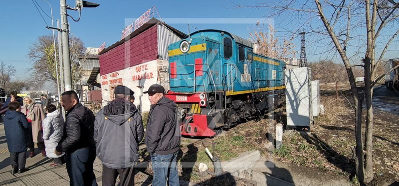 Автобус столкнулся с тепловозом в Алматы: пострадали шесть пассажиров