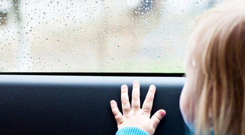 Маленький ребёнок выпал из движущейся машины в Актау