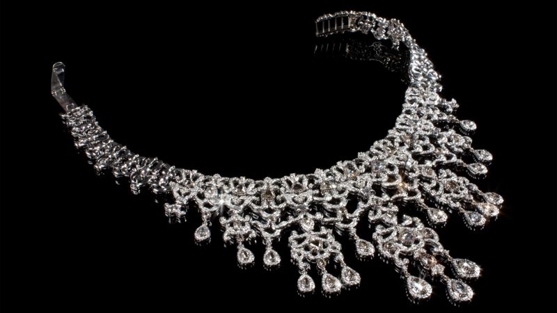 Казахстанцам разрешили пить элитный коньяк и не декларировать колье