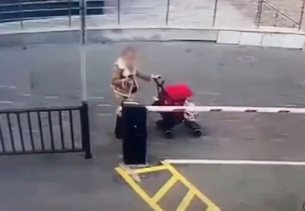 Прикрываясь ребенком: астанчанка с коляской расклеивала рекламу наркобизнеса