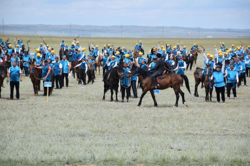 В Абайской области 500 детей одновременно оседлали лошадей и поставили рекорд