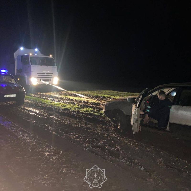 В Костанайской области из грязевого плена спасли людей